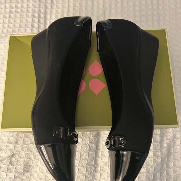 Exceptionally Comfortable and Stylish Black and Patent Leather Women's Shoes - Picture 6 of 9